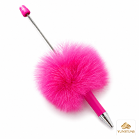 Stylo à bille en peluche avec boule de fourrure colorée, corps en plastique léger, tige métallique perlable pour journalisation, fournitures scolaires fantaisie