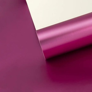 ม้วนกระดาษเคลือบเมทัลไลซ์สีม่วงแบบรีไซเคิลเป็นมิตรกับสิ่งแวดล้อมสำหรับขายส่ง เคลือบด้านเดียวด้วย PE กันน้ำ พิมพ์ออฟเซ็ต สำหรับบรรจุภัณฑ์ของขวัญ - Product Image 1