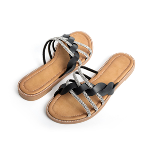 Sandales plates et claquettes de plage pour femmes, style européen et américain, grande taille, avec strass et design croisé, pour l'été - Product Image 1