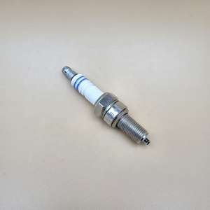 Bougie d'allumage UR6DE pour tricycle/motocyclette à <span class=keywords><strong>trois</strong></span> <span class=keywords><strong>roues</strong></span> indienne, pièces de bougie d'allumage pour tricycle - Product Image 1