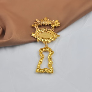 Broche de Luxo Banhado a Ouro com Olho Grego, Strass e Esmalte Verde, em Metal Martelado, com Pingente de Furo de Chave e Alfinete de Lapela - Product Image 2