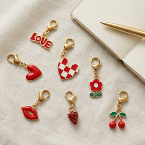 Dijes con Cierre de Langosta con Patrón de Corazón Rojo, Aleación de Zinc, Colgante de Moda Unisex, Accesorios de Regalo - Product Image 1