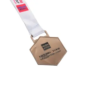 Trofeos y medallas de Ajedrez de tazas con logotipo en blanco chapado en oro de metal de aleación de zinc religioso personalizado con cordón de cinta de sublimación