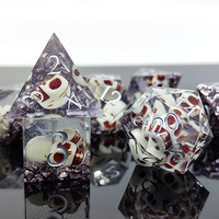 Ensemble de dés DND personnalisés en forme de crâne, en résine transparente moulée, dés polyédriques avec logo personnalisé pour les jeux de rôle Dungeons & Dragons et jeux de table.