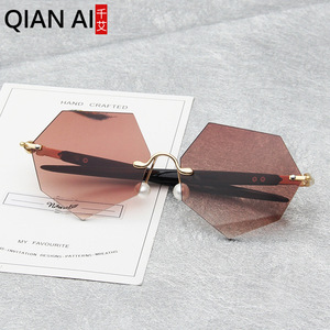 Gafas de sol irregulares Qianai para mujer, montura dorada sin marco, lentes Ac Uv400 tipo 3, protectores solares ligeros y modernos - Product Image 4