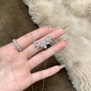 Collar de Plata de Ley S925 con Diamantes Completos en Forma de V y Perla para Mujer, Cadena de Clavícula de Lujo de Alta Gama con Sensación Ligera - Product Image 2