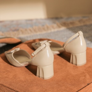 Nouvelles sandales plates pour femmes, style coréen, à bout fermé, ornées de fleurs et de strass, avec semelles à rubans, antidérapantes, tendance mode extérieure pour l'été - Product Image 3