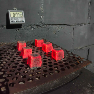 Les briquettes de charbon de bois en cubes sont parfaites pour griller et fumer, assurant des plats délicieux et uniformément cuits à chaque fois. - Product Image 1