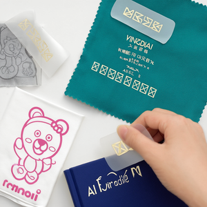 Kỹ thuật số truyền nhiệt Silicone Kích thước nhãn in trên quần áo T-shirt huy hiệu cao su các bản vá lỗi tùy chỉnh tên biểu tượng mô hình sắt trên - Product Image 1