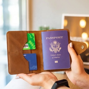 Portefeuille de voyage en cuir véritable personnalisé, porte-passeport et étiquette à bagages en gros - Product Image 5
