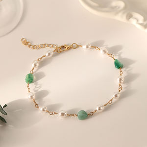 Vente en gros de bracelets de cheville tendance 2023 Summer Beach Design Green Stone Pearl Gold Chain Bracelets de cheville pour femmes - Product Image 1