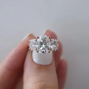 डी रंग 2 वीवीएस स्पष्टता 8.0CTS 14K 18K गुलाब सोने की तीन पत्थर Moissanite हीरे की अंगूठी