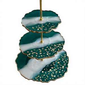 Support à gâteau à trois étages en résine, vert et blanc marbré avec des taches dorées, forme irrégulière, réutilisable, lavage à la main uniquement, HASAN CRAFT HC-0001 - Product Image 1