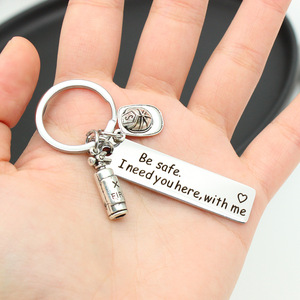 Tùy chỉnh được an toàn tôi cần bạn ở đây với tôi nhân viên cứu hỏa Keychain an toàn Mũ bảo hiểm Bình chữa cháy Keychain 3D kim loại móc chìa khóa quà tặng - Product Image 3