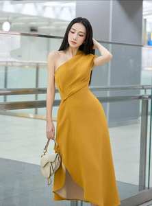 Vestido Largo Amarillo Cúrcuma de Lujo con Hombros Descubiertos, Diseño Único, Fabricante Vietnamita OEM ODM - Product Image 4