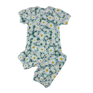 Conjunto de Ropa de Verano para Niñas con MOQ Bajo, Conjuntos de Salón para Niñas, Top de Manga Corta con Mariposas Arcoíris + Pantalones Cortos - Product Image 1