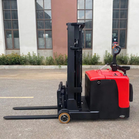 Chariot élévateur à palettes entièrement électrique, capacité 2 tonnes, pneus pleins, transmission intégrale, avec déplaceur latéral électrique, utilisation en position debout, pour extérieur