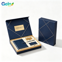Coffret cadeau d'affaires bleu marine en carton gris avec logo personnalisé, style livre magnétique, motifs géométriques dorés, pour commande en gros
