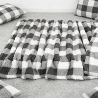 Plaid en polaire tricoté personnalisé OEM ODM, quatre saisons, 100% polyester, doux, noir et blanc à carreaux, décoratif