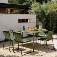 Table de salle à manger rectangulaire d'extérieur en plastique avec pieds en métal électrophorétiques et revêtement en poudre, idéale pour jardin et restaurant (vente en gros)