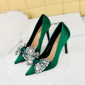 รองเท้าส้นสูงแบบสวมประดับเพชรทรงแหลม รุ่น S0024Y Wind Fashion ทำจากผ้าซาติน - Product Image 3
