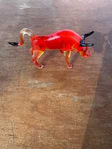 Figurine de taureau en verre rouge soufflé à la main, décoration animale, artisanat en verre soufflé, design artistique - Product Image 4