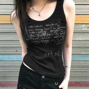 Top de punto acanalado ajustado con estampado de letras estilo urbano oscuro para chica, chaleco básico sin mangas con detalles de remaches sexys y únicos. - Product Image 1