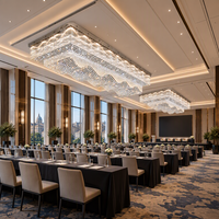 Plafonnier rectangulaire moderne en cristal avec indice de protection IP65 et base métallique, personnalisé pour hall d'hôtel, salle de banquet, salle de conférence