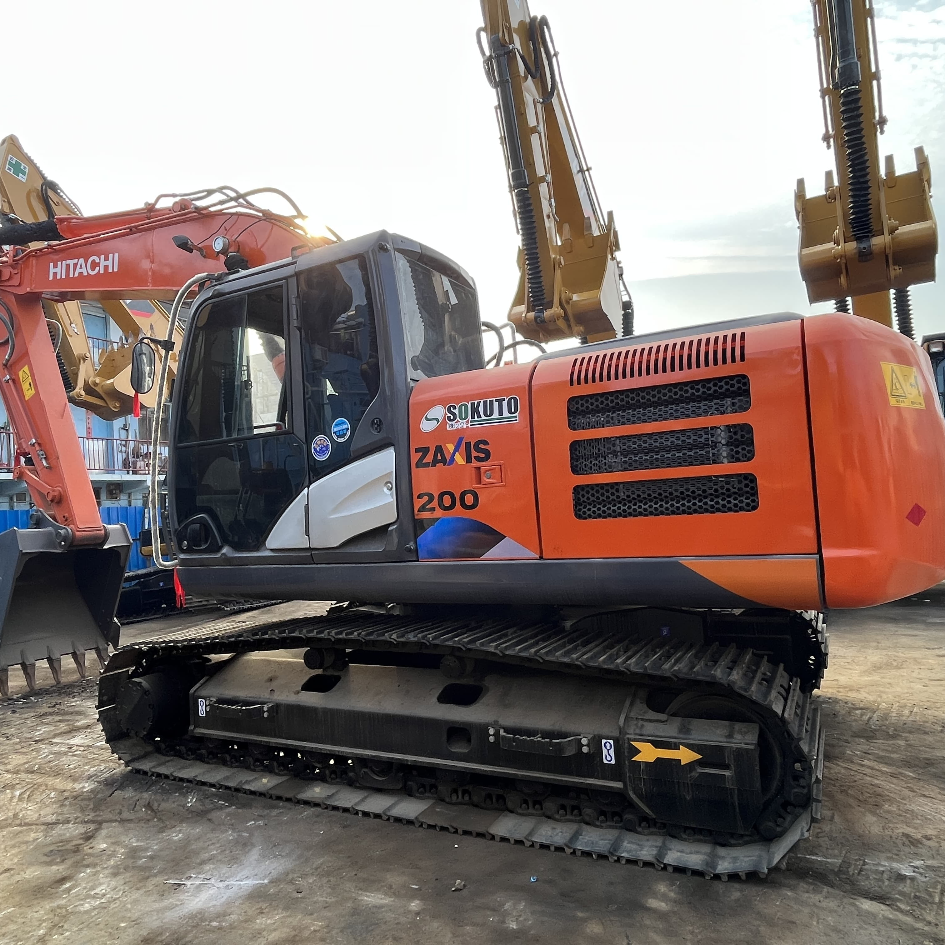 Hitachi ZX200 Excavator Cylinders - Durable & Efficient