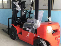 Chariot élévateur industriel CPCD20 de fabrication chinoise très demandé avec mât réglable en hauteur pour les opérations de stockage des petites entreprises.