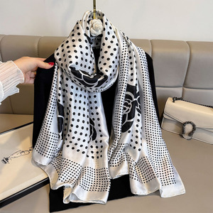 Vendita calda in bianco e <span class=keywords><strong>nero</strong></span> motivo a punti di <span class=keywords><strong>seta</strong></span> sciarpe per la testa da donna in <span class=keywords><strong>seta</strong></span> leggera sciarpa da spiaggia in poliestere scialli da spiaggia - Product Image 2