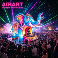 Événement musical nocturne sur la plage, tunnel gonflable en forme d'éléphant géant, cabine DJ en forme d'éléphant, tunnel gonflable en forme d'animaux.