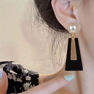 Pendientes de Diseño Trapezoidal con Aguja Plateada para Mujer, Estilo Europeo Americano, Exagerados, Geométricos, de Aleación, Modernos, Dulces y Geniales - Product Image 1