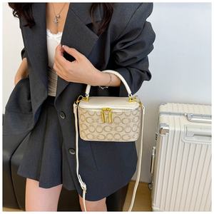 กระเป๋าเดินทางขนาดเล็กแบบถือ กระเป๋าถือรูปตัวอักษรทันสมัย ดีไซน์หรูหรา กระเป๋าสำหรับผู้หญิง - Product Image 5