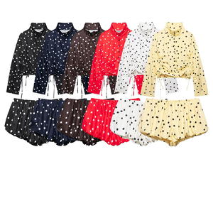 Set da donna 2026: Nuovo completo casual alla moda con giacca a pois a maniche lunghe e pantaloncini mini a pois retrò - Product Image 1