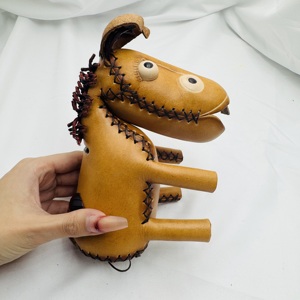 Hucha de Cuero Genuino Hecha a Mano con Forma de Animal (Burro/Cerdito), Ecológica y Reciclada, para Decoración del Hogar y Regalo - Product Image 4
