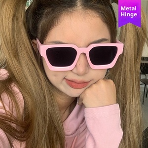Lunettes de soleil carrées UV400, nouvelle collection <span class=keywords><strong>2022</strong></span>, tendance <span class=keywords><strong>populaire</strong></span> sur <span class=keywords><strong>TikTok</strong></span> et Xiaohongshu, pour femmes - Product Image 3