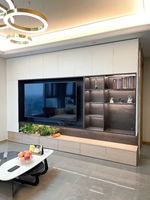 Mueble de TV Moderno con LED y Estantes Abiertos de Almacenamiento, de Madera de Roble y Metal, para Sala de Estar