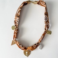 Colliers personnalisés en tissu avec breloques, chaînes de téléphone, écharpes, bandeaux pour cheveux en forme de papillon et de cœur pour femmes