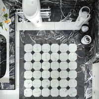 Mosaïque de carreaux de marbre blanc de Carrare octogonal, poli et affûté, avec points noirs purs, pour salle à manger de villa au design moderne
