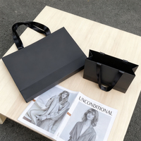Sacs en papier kraft de luxe personnalisés pour vêtements, bijoux, chaussures, sacs cadeaux avec impression numérique et logo personnalisé