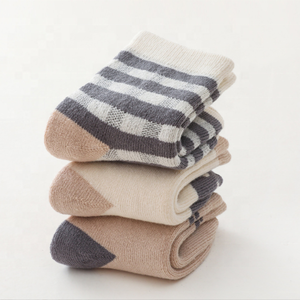 Vente en gros de nouvelles chaussettes d'hiver épaissies en éponge pour enfants 100% coton Style décontracté pour nouveau-nés tout-petits garçons filles - Product Image 5