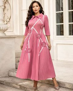 Abito plissettato bianco taglie forti <span class=keywords><strong>da</strong></span> donna con fiore 3D e nastro incrociato rosa shocking, abito <span class=keywords><strong>midi</strong></span> formale <span class=keywords><strong>da</strong></span> festa - Product Image 3