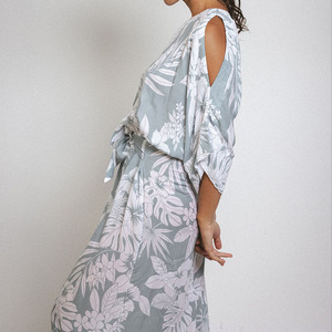Robe maxi en rayonne respirante, à imprimé floral hawaïen, épaules dénudées, dos nu, avec fentes et manches ouvertes, sur mesure. - Product Image 4