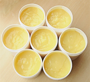 <span class=keywords><strong>Gelée</strong></span> <span class=keywords><strong>royale</strong></span> fraîche de qualité alimentaire 1 kg à haute teneur en 10-HDA, liquide jaune crémeux, produit de miel - Product Image 1
