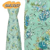 Tissu en dentelle de tulle noir brodé de sequins floraux colorés vintage pour robe de mariée ou tenue de cérémonie en maille