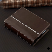 Carnet à anneaux portable A6 |   Fermeture à sangle en cuir PU |   Accents décoratifs en métal |   Journal |   Pages intérieures avec logo personnalisé |