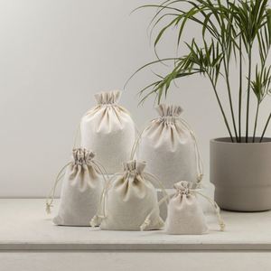 Pochette personnalisée en coton biologique avec cordon de serrage, fermeture à rabat et poignée, écologique et recyclable, pour le rangement de bijoux, de logos et de cadeaux de fête - Product Image 3