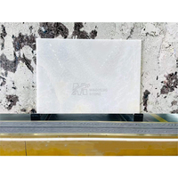 Plan de travail de lavabo en marbre onyx blanc neige, plaque de pierre rétroéclairée décorative, carreaux muraux et de sol en onyx blanc naturel
