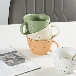 세라믹 커피 머그 커피 도자기 머그 맥주 컵 음료 용기 용 손잡이 세라믹 머그와 창조적 인 북유럽 수제 컵